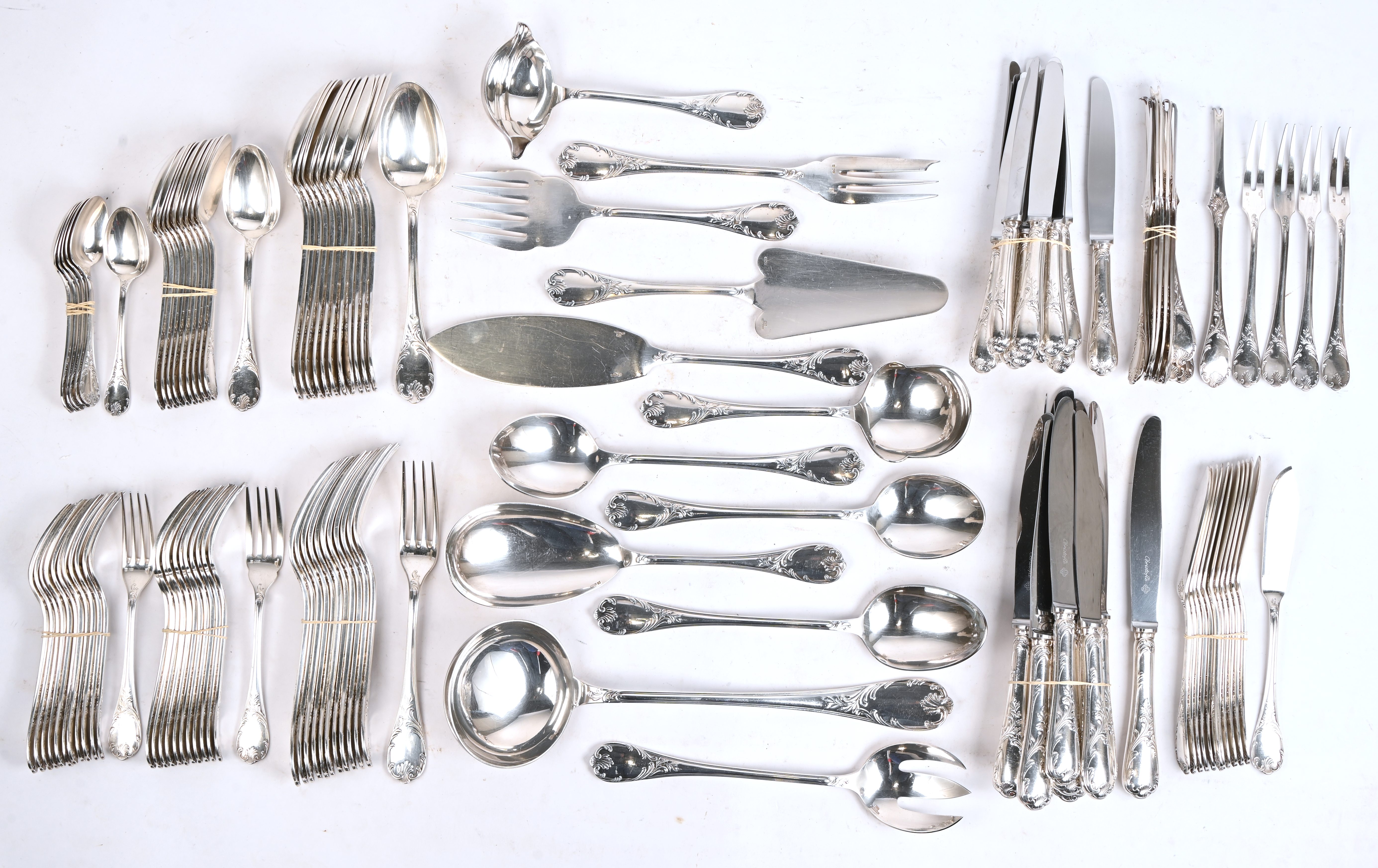 Een 130-delig verzilverd metalen bestek voor 12 personen, bestaande uit 12 grote vorken, 12 dessertvorken, 12 visvorken, 12 kreeftenvorkjes, 4 opdienvorkjes, 12 grote messen, 12 dessertmessen, 12 vismessen, 12 soeplepels, 12 dessertlepels, 6 koffielepels en 12 stuks serveerbestek Een 130-delig verzilverd metalen bestek voor 12 personen, bestaande uit 12 grote vorken, 12 dessertvorken, 12 visvorken, 12 kreeftenvorkjes, 4 opdienvorkjes, 12 grote messen, 12 dessertmessen, 12 vismessen, 12 soeplepels, 12 dessertlepels, 6 koffielepels en 12 stuks serveerbestek.