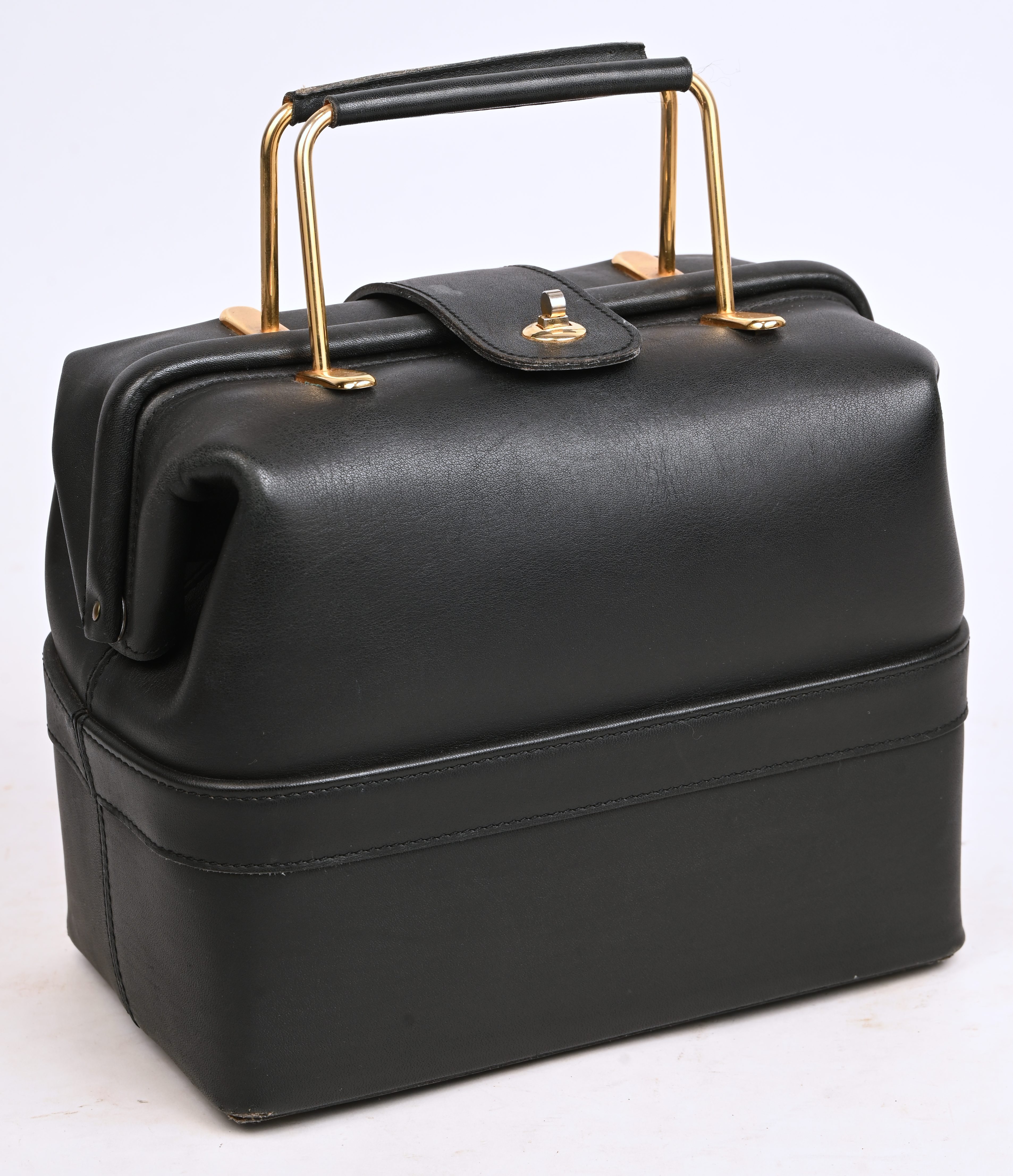 Een vintage lederen beautycase, gemerkt Delvaux Een vintage lederen beautycase, gemerkt Delvaux.